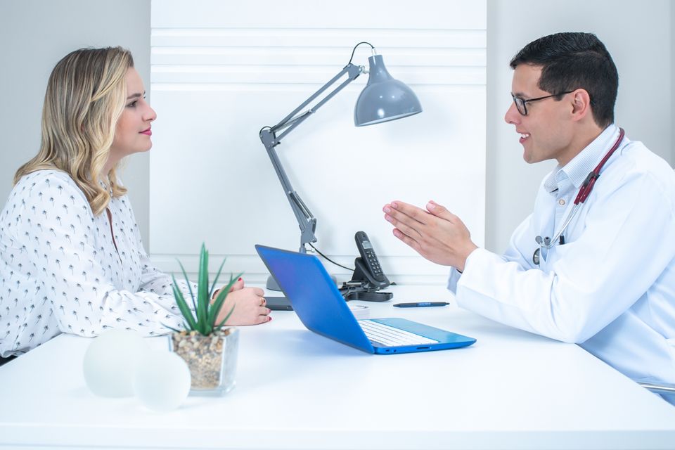 Colloquio con il medico alla scrivania